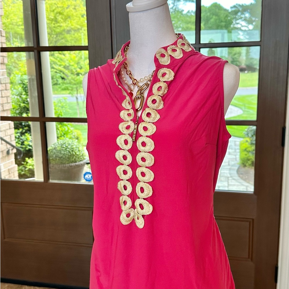 Fuchsia pink zip front sleeveless with gold metallic thread design. SIZE M NWOT